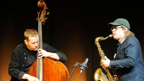 Die schwedischen Jazz-Bassist Petter Eldh mit Otis Sandsjö (ts.) in der Essener Philharmonie (20.1.2022)