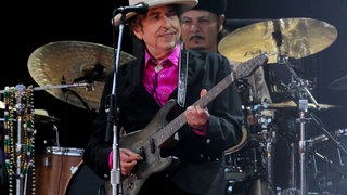 Bob Dylan bei einem Festival-Auftritt im Jahr 2010. Der Jahrhundertkünstler und das Sprachrohr einer ganzen Generation feiert seinen 85. Geburtstag
