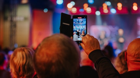 SWR4 Festival im Livestream: Das Publikum feiert beim Event mit und richtet seine Smartphones auf die Bühne.