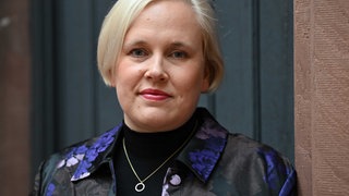 Die Autorin Anne Rabe nimmt vor der Verleihung des Deutschen Buchpreises 2023 an einem Fototermin teil. 