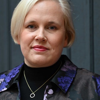 Die Autorin Anne Rabe nimmt vor der Verleihung des Deutschen Buchpreises 2023 an einem Fototermin teil. 