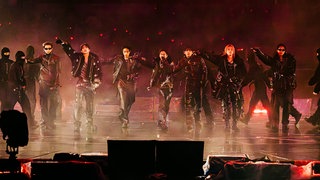 K-Pop-Stars BTS performen auf der Bühne des Goyang Stadium in Südkorea.