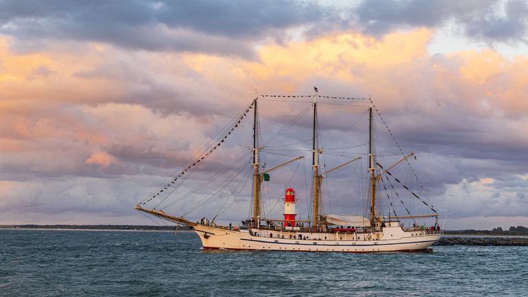 Molenturm und Segelschiff auf der Ostsee während der Hanse Sail in Rostock.