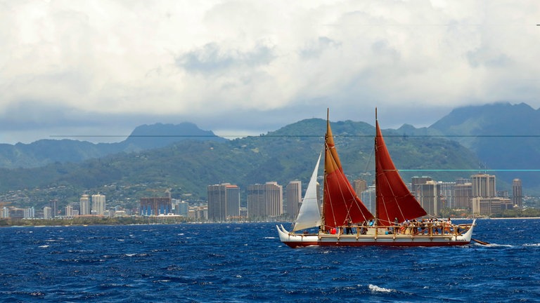 Dieses Archivfoto vom 29. April 2014 zeigt das Segelkanu „Hokulea“ vor der Küste von Honolulu.