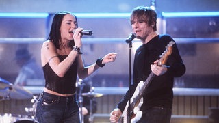 Melanie C und Bryan Adams im Duett auf der Bühne mit ihrem gemeinsamen Hit "When You're Gone"