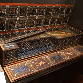 Ein gläsernes Virginal, ein frühes Spinett mit parallel zur Klaviatur verlaufenden Saiten, typischerweise rechteckig, aus Österreich. Datiert auf das 17. Jahrhundert. 
