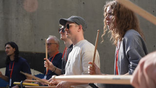 Beim Drum Weekend in Ingelheim besuchen die Teilnehmenden ein Wochenende lang Workshops bei renommierten Schlagzeug-Dozenten.