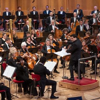 Cristian Macelaru, dirigiert das WDR Sinfonieorchester (Jubiläumskonzert anlässlich des 75 jährigen Bestehens von WDR Sinfonieorchester und WDR Rundfunkchor, 28.10.2022, Philharmonie Köln).