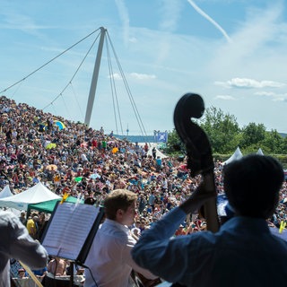 In der Günther-Klotz-Anlage in Karlsruhe (Baden-Württemberg) nehmen am 26.07.2015 Besucher des Open-Air-Festival _Das Fest_ am Klassik Frühstück teil.