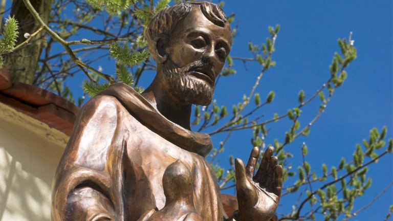Hl. Franziskus, Bronzefigur des Brunnens vor dem Franziskanerkloster in DietfurtAltmühltal