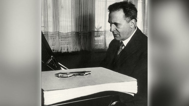 Bruno Walter, Porträtaufnahme am Klavier um 1930.