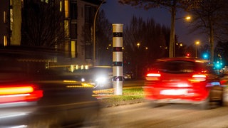 Ein Blitzer an einer Straße