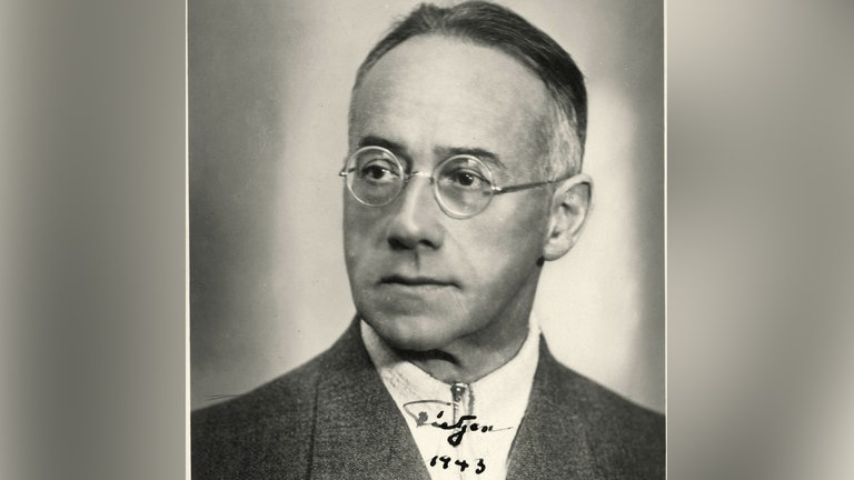 Heinz Tietjen, Opernregisseur und Dirigent, Porträtaufnahme mit Autogramm, 1943 (Weirich)