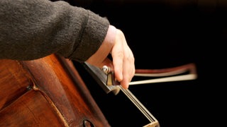 Symbolbild für einen Musikwettbewerb: Eine Person spielt Cello
