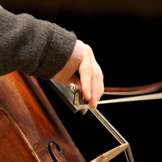 Symbolbild für einen Musikwettbewerb: Eine Person spielt Cello