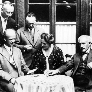 Wilhelm Furtwängler (sitzend), Heinz Tietjen (stehend), Winifred Wagner (sitzend) und Arturo Toscanini (sitzend, v.li.n.re.) treffen sich während der Bayreuther Festspiele 1931 zu einem Gespräch. (Aufnahmedatum: 01.07.1931-31.08.1931)