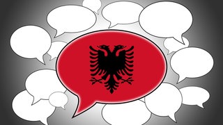 Albanische Flagge in einer Sprechblase, drum herum weiße Sprechblasen: Albanisch gehört zu den indoeuropäischen Sprachen. Interessant ist, dass das Albanische zwischen den rundum liegenden Ländern Bulgarien, Rumänien, Mazedonien etc. offensichtlich eine Sprachinsel darstellt. 