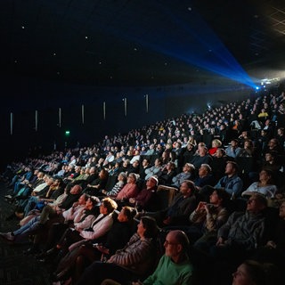 Hauptsaal des Cinestar Kinos vor der Eröffnung des 47. Filmfestivals Max Ophüls Preis
