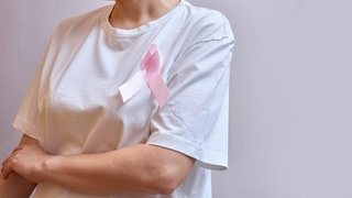 Brustkrebs Awareness Monat: Im Oktober rückt das Thema Brustkrebs in den Fokus. Viele Aktionen machen auf die Krankheit aufmerksam. Wir begleiten nach ihrer Brustkrebs Therapie regelmäßig Sabine Schwiemann.