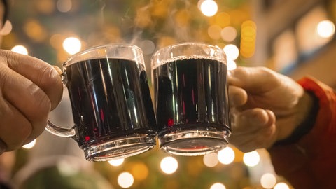 Zwei Glastassen mit Glühwein | Weihnachtsmarkt: So erkennt ihr gute Qualität beim Glühwein