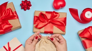 Die Bedeutung vom Schenken. Nicht nur in der Weihnachtszeit werden sich viele Gedanken gemacht. 