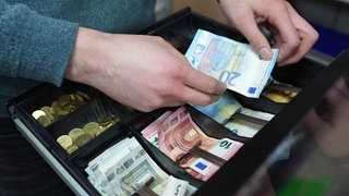Bargeld liegt in einer Kasse