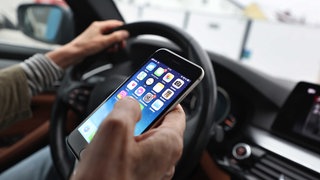 Handy am Steuer: Warum wir es doch tun
