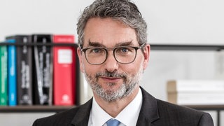 Ablenkung durch Handys und moderne Autocockpits | ADAC-Chefjurist Jürgen Verheul