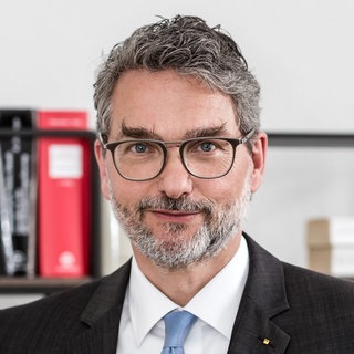 Ablenkung durch Handys und moderne Autocockpits | ADAC-Chefjurist Jürgen Verheul