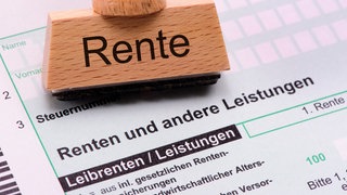 Stempel mit Aufschrift Rente und Rentenformulare