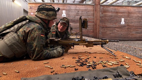Soldaten bei der Spezial-Grundausbildung zum Jäger-Soldaten im Jägerbataillon Zwei-92 in Donaueschingen machen Schießübungen