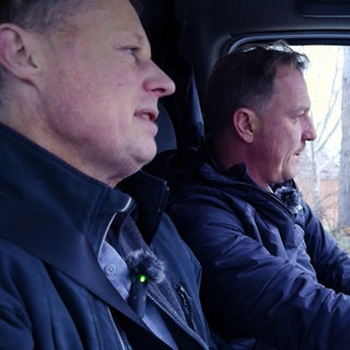Die Handwerker Jan und Paul fahren in ihrem Wagen.