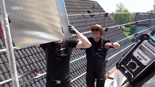 Zwei Spengler bei der Arbeit an einem Haus