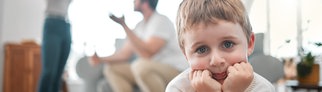 Ein Kind guckt traurig während die Eltern sich streiten | Psychologin Katharina Grünewald über die Auswirkungen von Trennung und Scheidung auf Kinder