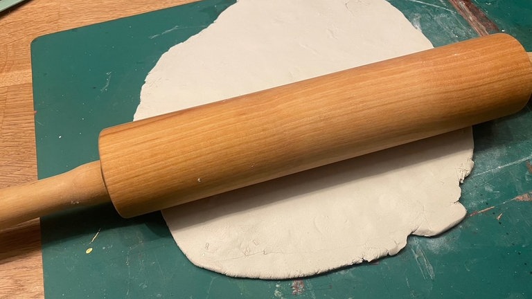 Zunächst die Modelliermasse etwas weich kneten und dann mit dem Wellholz flach ausrollen.