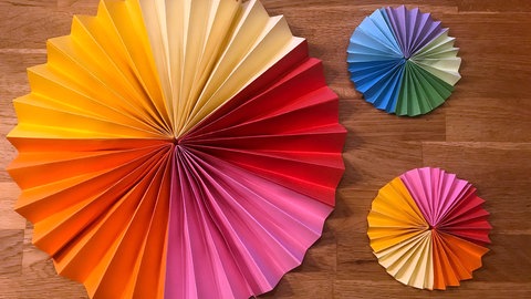 Für kleinere Rosetten das Papier verkleinern und die Faltung etwas enger vornehmen. 
