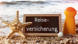 Schild mit Reiseversicherung - Schutz im Urlaub und Ausland