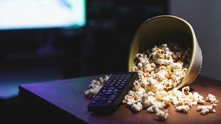 Popcorn und Fernbedienung auf einem Tisch