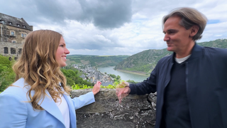 Ausflugsreporter Markus Bundt mit der „Deutschen Weinprinzessin“ Julia Lambrich