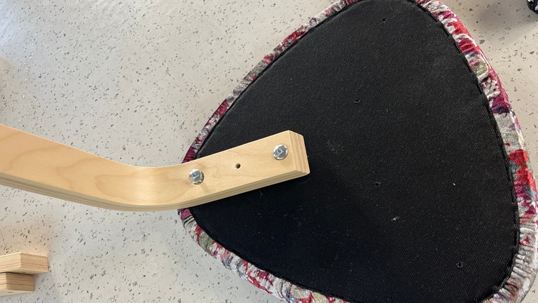 Dann die Hockerbeine nacheinander anschrauben, die Schrauben sind im Holz versenkt.