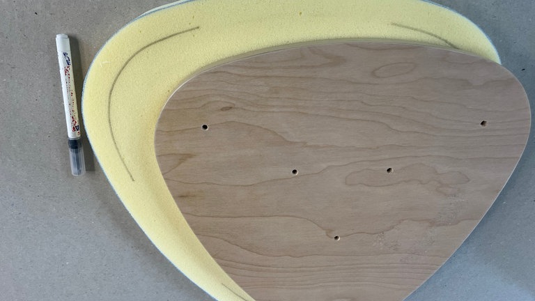 Die Dicke der Holzplatte (hier 2,5cm) ausmessen und diese dem Umriss zugeben. Das ist die benötigte Zuschnitt Schablone für den Schaumstoff.