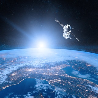 Satelit im Weltraum