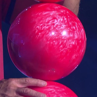 Bowlingkugeln werden bei dem Weltrekordversuch aufeinandergestapelt