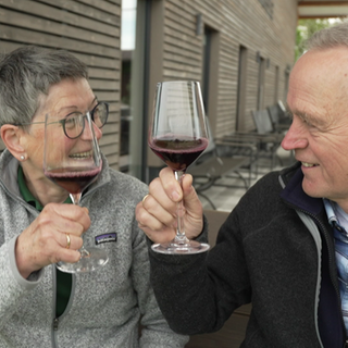 Ein Paar stößt mit Rotwein an