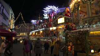 Üppige Weihnachtsdeko an einem Restaurant in Baden-Baden