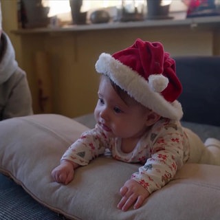 Baby mit Nikolaus Mütze