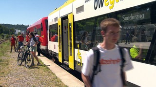 Die Biberbahn fährt zwischen Stockach und Mengen. Eine Familie mit Fahrrädern steigt in den Zug.