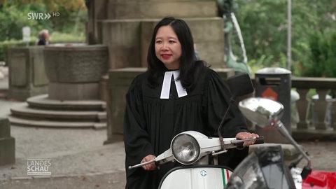 Eine Pfarrerin in Stuttgart mit ihrer Vespa