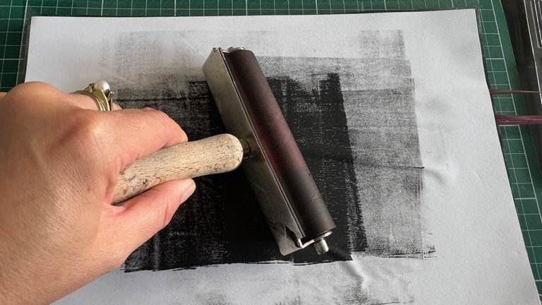Mit einem Blatt Druckerpapier die überschüssige Farbe wegnehmen. 