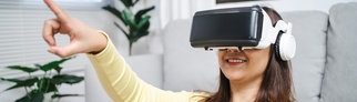 Eine Junge Frau trägt ein Virtual Reality-Headset | Kann man mit Virtual Reality einen schönen Urlaub verbringen?